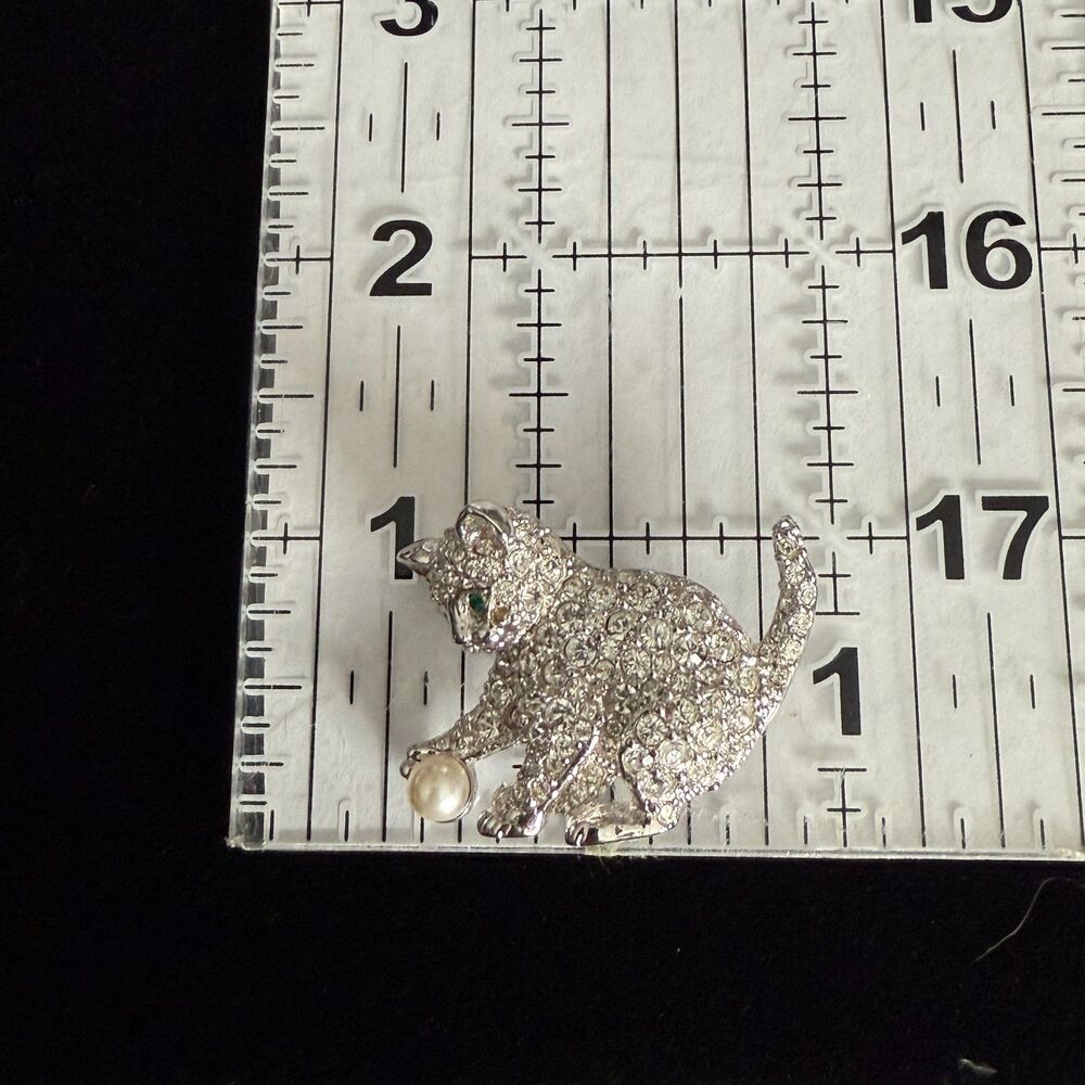 Vintage Rhinestone Cat Brooch Silver Tone Crystal Kitty Pin Pearl Ball - Picture 3 of 5